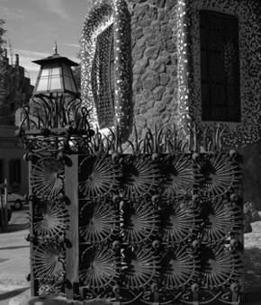 Detail of Park Güell’s main entrance gate