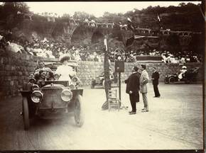 Car fair to raise money for the Asil de Santa Llúcia shelter, attended by the Spanish princesses. © Frederic Ballell. Arxiu Fotogràfic de Barcelona