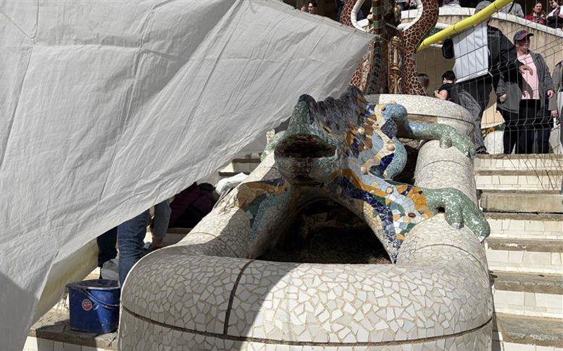 Restitució de la mà dreta de la salamandra del Park Güell 1